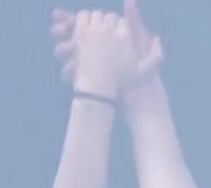 evgmonn's tweet photo. felix's tiny hand perfectly fits into hyunjin's palm… just look … so cute😭 https://t.co/vdLZlvDwqr