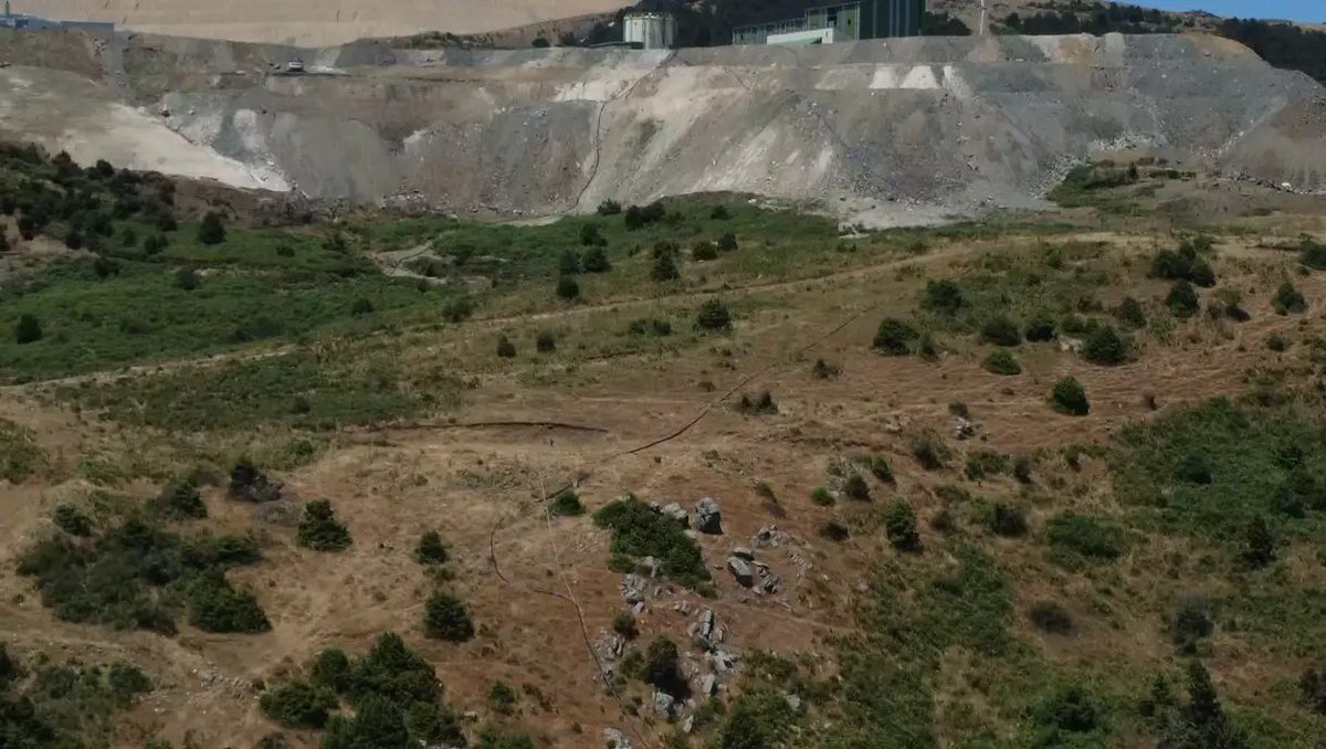 _EGECEP_'s tweet photo. MADRA’DA İLİÇ KORKUSU – TÜMAD'DAKİ  BÜYÜK ÇATLAK NE ANLAMA GELİYOR?
Önce 2021 yılı Ocak ve Aralık aylarında olmak üzere iki kez Ayvalık Karaayıt Köyü’nde faaliyet gösteren   BİLFER MADENCİLİK'E ait demir madeninin pasa ve atık depolama alanı, yoğun yağışlar nedeniyle   çöktü. Bu çökmeler sonucunda zehirli maden  atıklarının ve ağır metallerin bölgedeki derelere ve   Madra Barajı'na karıştığını düşünüyoruz.

Sonra, 13 Şubat 2024'te Erzincan'ın İliç ilçesindeki Çöpler Altın Madeni'nde   meydana gelen faciada, siyanürlü yığın liç sahasında yaşanan devasa toprak kayması sonucu 9 işçi göçük altında kalarak hayatını kaybetti. Bu durum geniş bir ekolojik yıkıma  yol açtı.
Yaşanan bu iki cinayet de kayıtlara “Kaza” olarak geçti. Oysa her iki pasa dağı çöküntüsü de bağıra bağıra geldi. Ekoloji örgütleri aylar öncesinde kamuoyunu ve yetkilileri uyardı. Kimse bir şey yapmadı. 
İliç’de dokuz can tonlarca zehirli taşın toprağın altında yitip gitti. Bu, yaşanan felaketin ilk elden elimizden aldıklarıydı. Suya, toprağa, havaya karışan zehirden daha kaç kişi etkilendi, kaç kişi hayattan koparıldı bilmek mümkün değil. Çünkü o dolaylı ölümlerin adı Çöpler ya da Bilfer olmayacak. Kanser denecek, çoklu organ yetmezliği falan denecek, ama kimse bu dolaylı ölümleri maden şirketleriyle ilişkilendirmeyecek. 

Bugün uykularımızı kaçıran hemen yanıbaşımızda başka bir tehlike var.   TÜMAD İVRİNDİ ( aslında bütün Madra) Altın Madeni kapasite artışıyla gözlerimiz Gömeç Hacı Hüseyinler yaylasına çevrildi. Madenin yığın liçleri, yaylanın tam tepesinde yükseliyor. Öyle böyle değil, yayladan bakınca karşınızda sur duvarları gibi yükselen, üstelik hızla yükselen zehirli pasa dağlarını görüyorsunuz. İki hafta önce yayladaydık. Yaylada yaşayan köylülerin konu hakkında ne düşündüğünü öğrenmek istemiştik. Tam dönüş yolundayken bizi iki köylü arkadaş durdurdu. “ Öyle uzaktan bakmaynan olmaz” dediler. Ve bize yığın liçinin hemen  altındaki yamaçta yeni oluşmuş bir çatlaktan söz etti. Dönüşü erteledik. Ve bahsedilen çatlağı görüntüledik. Görüntüleri jeofizik yüksek mühendisi dostumuz Erhan İçöz’e gönderdik. Yerinde incelenmesi gerektiğini, yoğun yağışlar ya da büyük bir depremde heyelan riski taşıyabileceğini söyledi. 
Bu uyarı üzerine hem açtığımız iptal davasında mahkemeye,  hem İl Afet Müdürlüğü’ne ve hem de Balıkesir İl Çevre Şehircilik Ve İklim Değişikliği Müdürlüğü’e konu hakkında bilgi verip incelemelerini talep ettik. Şimdi de konuyu sizlerle paylaşıyoruz. Hem olası bir felaketin önlenmesi için, hem de buradan tarihe not düşmek için diyoruz ki MADRA İLİÇ OLMASIN! Hacı Hüseyinler yaylası ve Madra Dağı zehirde boğulmasın. Bu katliam durdurulsun.

TÜMAD MADRA EYLEM KOORDİNASYONU