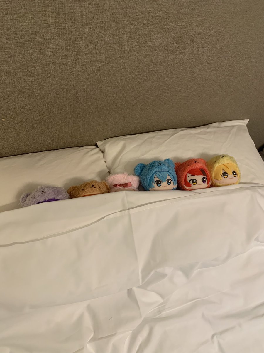 chibi_life6's tweet photo. 明日に備えて早く寝る大人組💜🧡🩷と
楽しみすぎてなかなか寝れない子供組🩵❤️💛
明日参戦します❤️‍🔥楽しむぞ〜🎶
 #すとぷり10周年ライブ https://t.co/GGFDoJUmRr