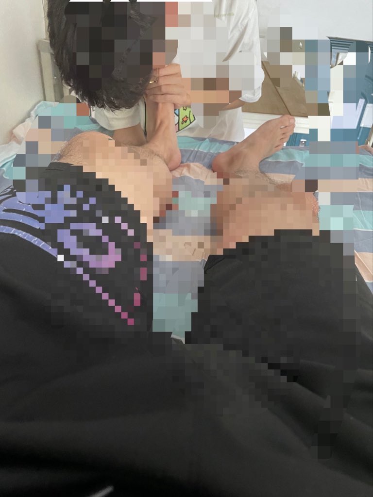 LliiiiSs7's tweet photo. 翻到大一玩狗的照片，当时又瘦脚也不臭
现在怎么又壮脚又臭我操😥 https://t.co/zBfkfHlzkx