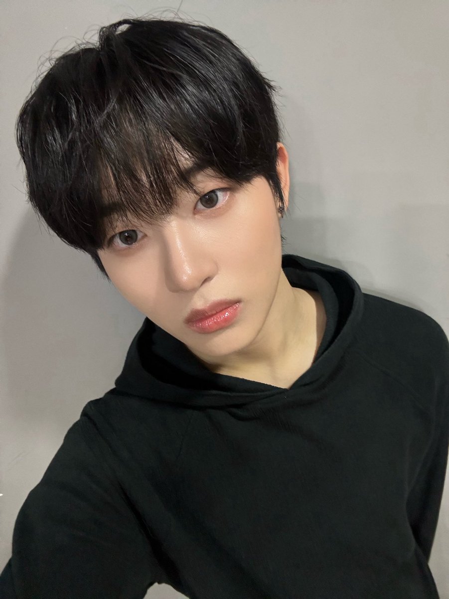 sashuEB's tweet photo. 나예준옵덮머보다깐머파인데오늘개십십존잘이셔... https://t.co/QAvKGwejPM