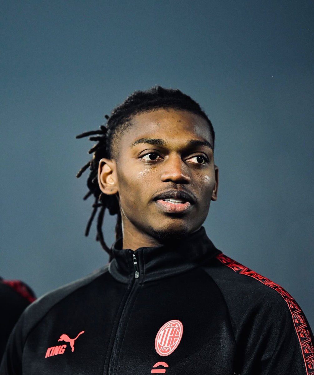 ajansfenercom's tweet photo. Fenerbahçe’nin yaptığı resmi açıklamaya rağmen, Türk kulübü Milan’ın yıldızı Rafael Leão’ya olan ilgisini sürdürüyor.

Bu hafta içinde Fenerbahçe’den bir heyetin İtalya’ya gitmesi bekleniyor.

Galatasaray da Leão’ya yıllık yaklaşık 12 milyon avro maaş teklif etti.

Şu ana kadar herhangi bir karar verilmiş değil. Rafael Leão, Milan’ın Avustralya kampına katılacak.

(🔗@Glongari)