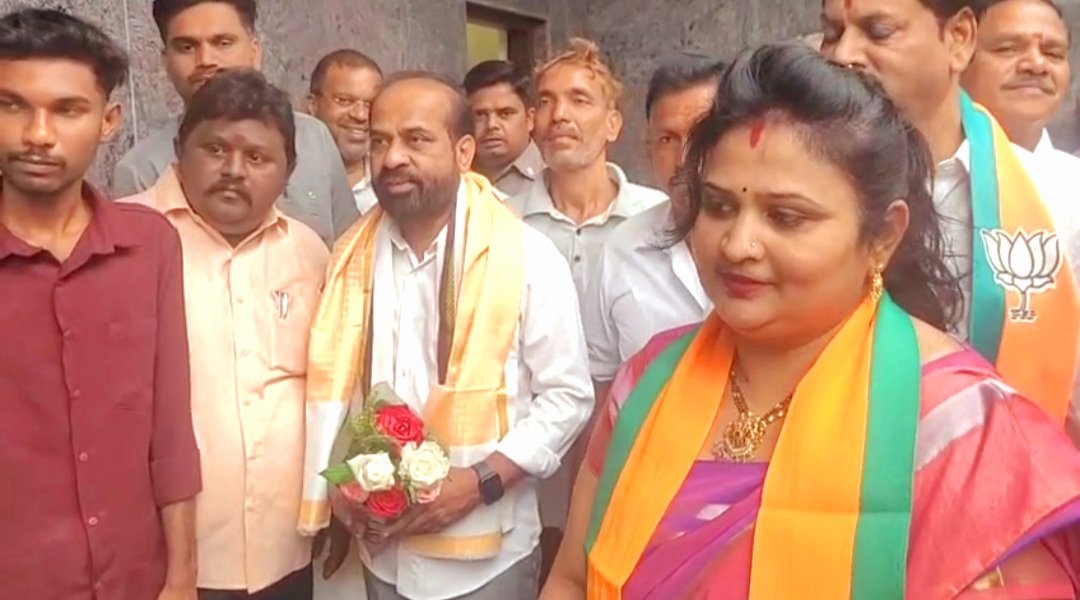VijayaL17763108's tweet photo. #ఆంధ్రప్రదేశ్ #రాష్ట్రఆరోగ్యశాఖమంత్రివర్యూలు గౌరవనీయులైన శ్రీ ,#SatyaKumar Y #అన్నగారు &amp; ఆస్పరి మండలంలో #ఆయుర్వేదిక్ #హాస్పిటల్ #ప్రారంభోత్సవానికి వెళ్లడానికి #గుంతకల్ కు విచ్చేసిన సందర్భంగాగుంతకల్లులో వారిని మర్యాదపూర్వకంగా కలిసి  పుస్తకాన్ని బహుకరించడం https://t.co/QwSVEnfH8i