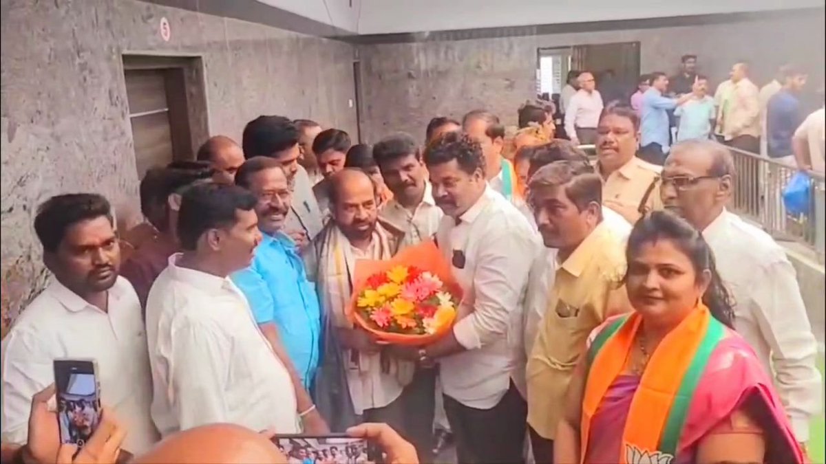 VijayaL17763108's tweet photo. #ఆంధ్రప్రదేశ్ #రాష్ట్రఆరోగ్యశాఖమంత్రివర్యూలు గౌరవనీయులైన శ్రీ ,#SatyaKumar Y #అన్నగారు &amp; ఆస్పరి మండలంలో #ఆయుర్వేదిక్ #హాస్పిటల్ #ప్రారంభోత్సవానికి వెళ్లడానికి #గుంతకల్ కు విచ్చేసిన సందర్భంగాగుంతకల్లులో వారిని మర్యాదపూర్వకంగా కలిసి  పుస్తకాన్ని బహుకరించడం https://t.co/QwSVEnfH8i