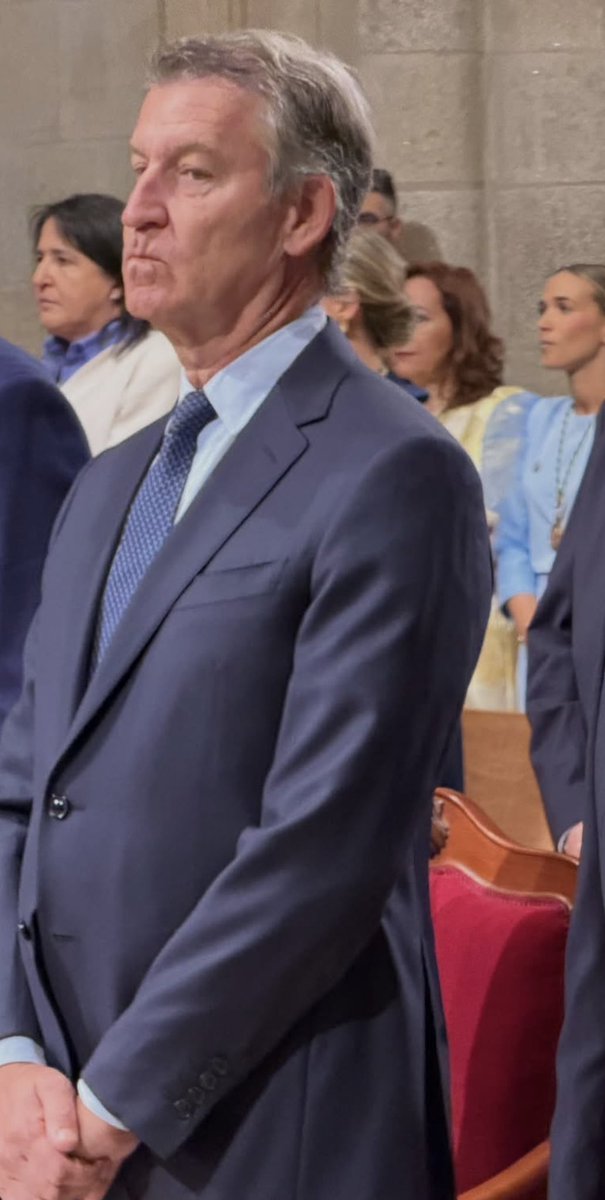 crispmarcote's tweet photo. Sigo sin entender qué hace Feijóo en primera fila en los actos institucionales del Día de Galicia. 
 
Aquí en la Catedral de Santiago de Compostela, y por delante del Delegado del Gobierno. https://t.co/Db1hahY4z3