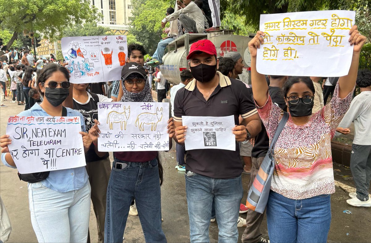 HemantGovil21's tweet photo. झुकती है दुनिया झुकाने वाला चाहिए - @RahulGandhi 

#JantarMantar #DharmendraPradhan #RestorePeace #NEETExamProtest https://t.co/xMsqVdc6Ah