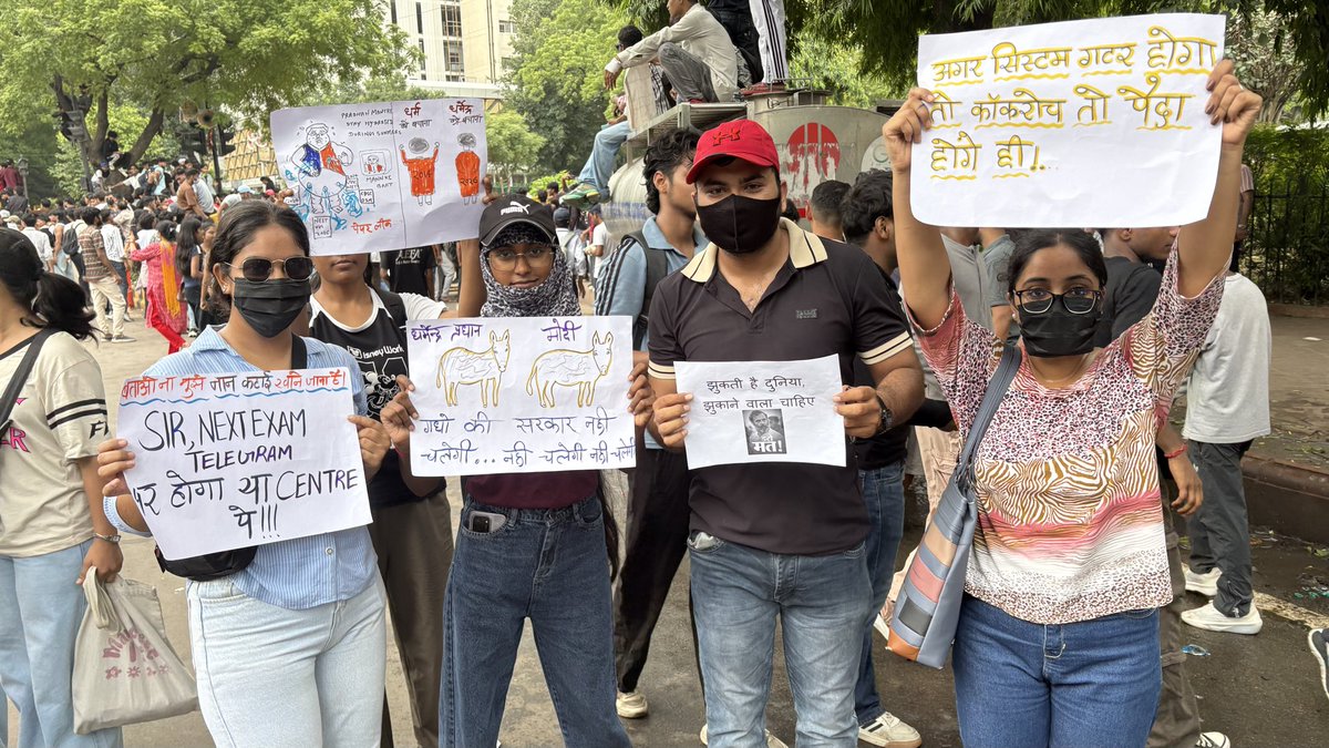 HemantGovil21's tweet photo. झुकती है दुनिया झुकाने वाला चाहिए - @RahulGandhi 

#JantarMantar #DharmendraPradhan #RestorePeace #NEETExamProtest https://t.co/xMsqVdc6Ah