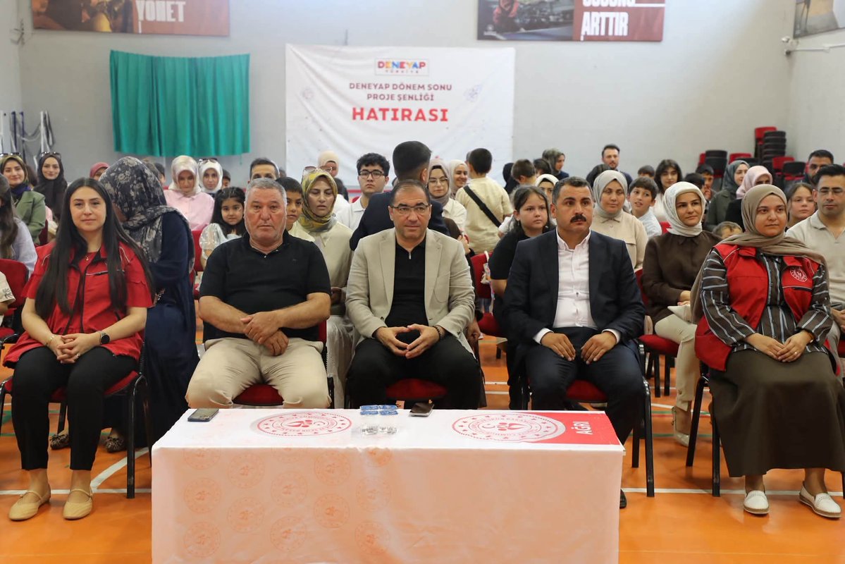AgriGM's tweet photo. #DiniİlimlerAtölyemizde aldıkları eğitim sonrası 40 öğrencimiz Kur'an-ı Kerim okumaya geçerek büyük başarı gösterdiler.

İl Müdürümüz Ahmet Çelebi'de düzenlenen program ile öğrenciler ve aileleriyle bir araya gelerek hediye takdiminde bulunup tebriklerini ilettiler.
#GSBGençlik https://t.co/NMdKESY97D