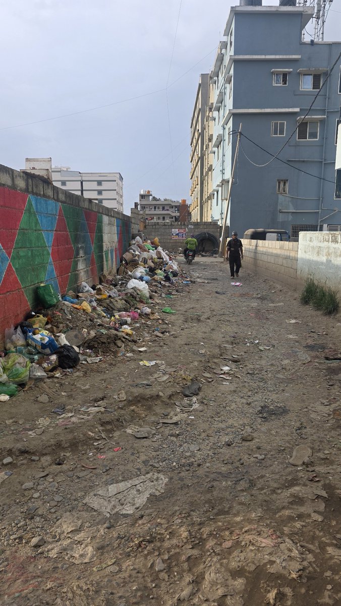 Girish__3's tweet photo. The persistent garbage accumulation behind Narayana E Techno School in Bellandur needs urgent attention. This has been a two-year-long concern for residents and commuters. 🗑️ Pollution. Neglect.

@GBA_office @CMofKarnataka https://t.co/RX0p0vPmsq