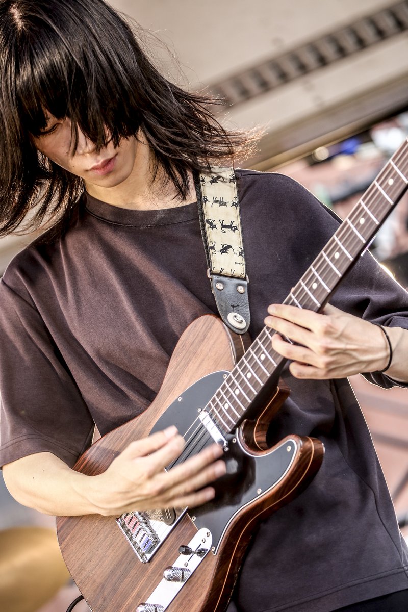 murofes's tweet photo. 【 #ムロフェス2026レポ 】

今年も赤レンガステージにはバンドアンサンブルの極致、ルサンチマン。
淀みも隙もない音連から捲られるように心が高揚するロック。体力、精神の全部を差し出すような猛々しさの「荻窪」に、北がVギターに持ち替え掻き鳴らす「BUT STRAIGHT」の先には金色の夕陽なんて、無敵だ。

pic @kouhey0622
#murofes