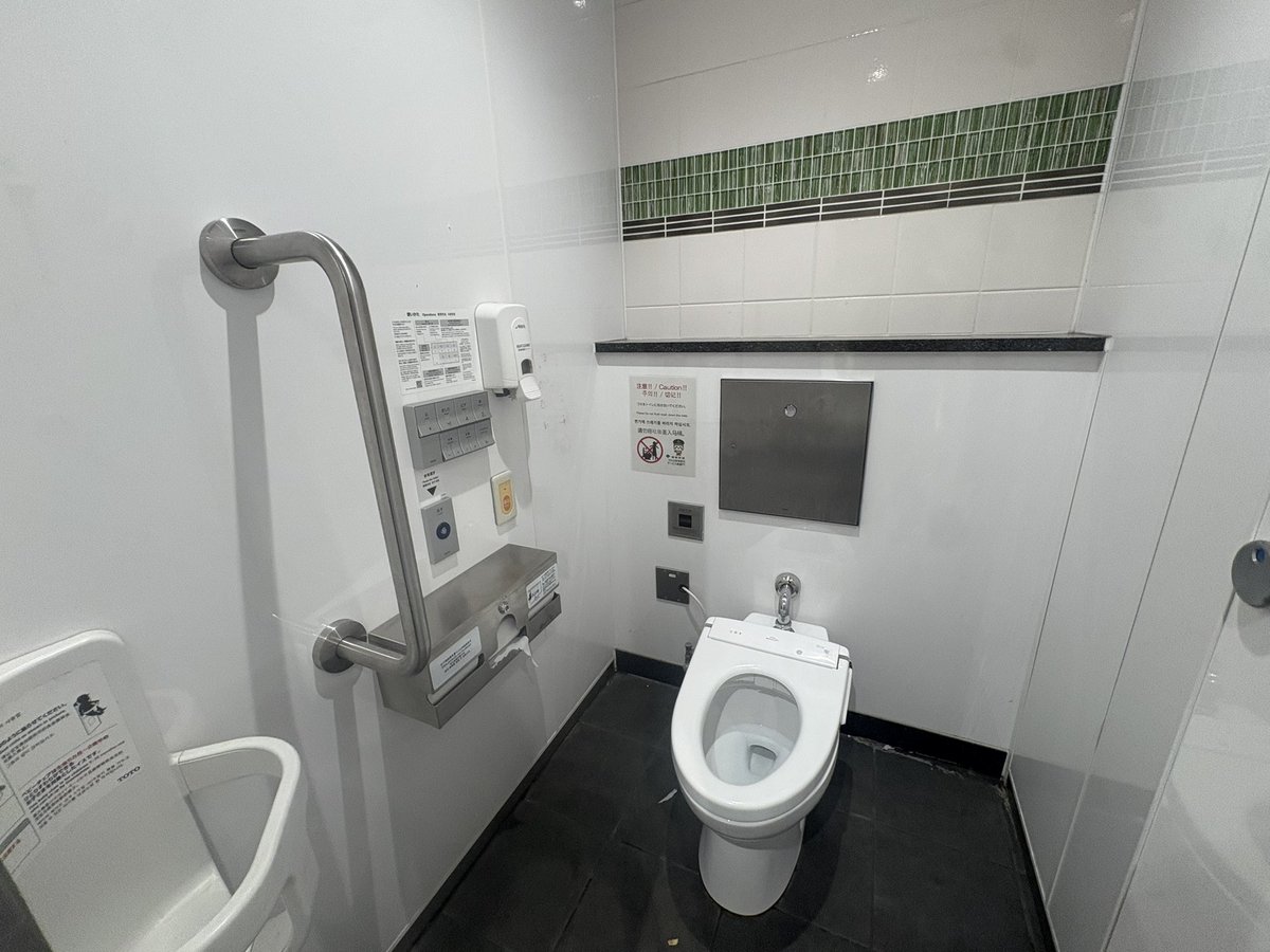 dig_kunita's tweet photo. 都営地下鉄のほうがメトロと違って駅トイレは綺麗な温水便座、発車標や看板を適切管理、駅リニューアルをきちんとやるなどサービスレベルが高いのお笑いすぎる

メトロを潰して全部都営にしたらどうですか？笑 https://t.co/vFrYeBMUuE