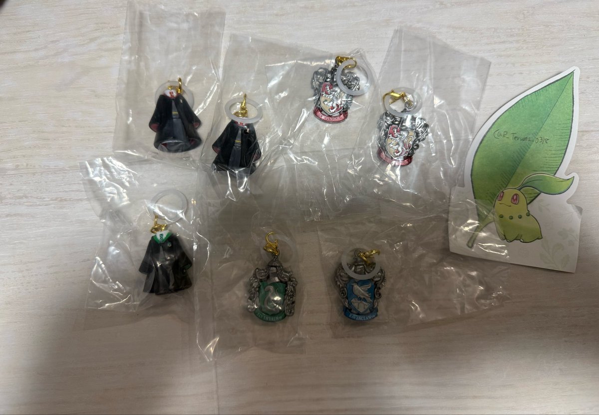 R_Teruma_0318's tweet photo. 【交換】 ハリーポッター めじるしアクセサリー ハリポタ ガチャ

譲→グリフィンドール(ローブ　エンブレム)
        スリザリン　(ローブ　エンブレム)
        レイブンクロー(エンブレム)

求→ハッフルパフ(エンブレム2 ローブ2)

検索からもお気軽にお声掛けください https://t.co/tivPv85PtZ