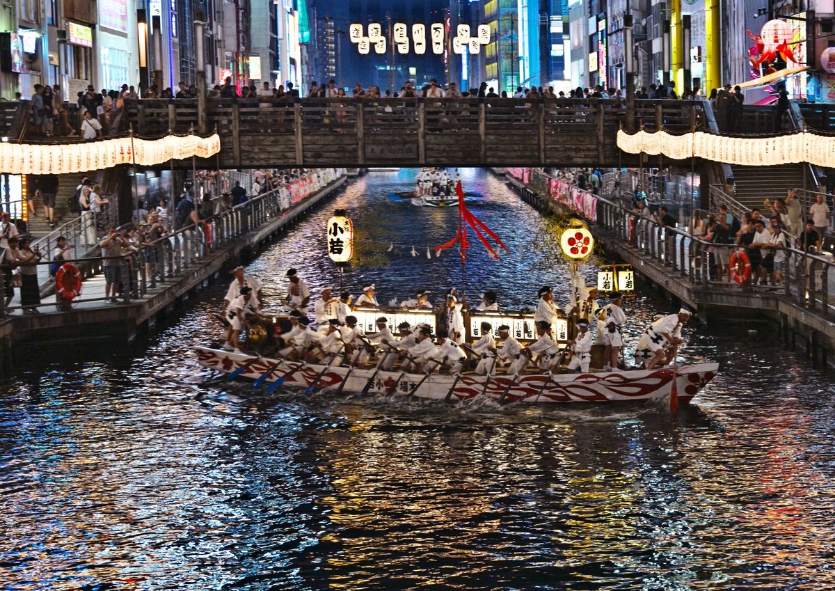IssunboS's tweet photo. #大阪市
#道頓堀川
#天神祭
#ドンドコ船

例年は戎橋付近で撮影していたがマンネリ化したので今年は相生橋に変更
茜空と提灯やネオンのリフレクションが美しい

一昨年まで続けていた祇園祭とドンドコ船の掛け持ち撮影を辞めて体力的に楽になった https://t.co/K7XSgvGM1A