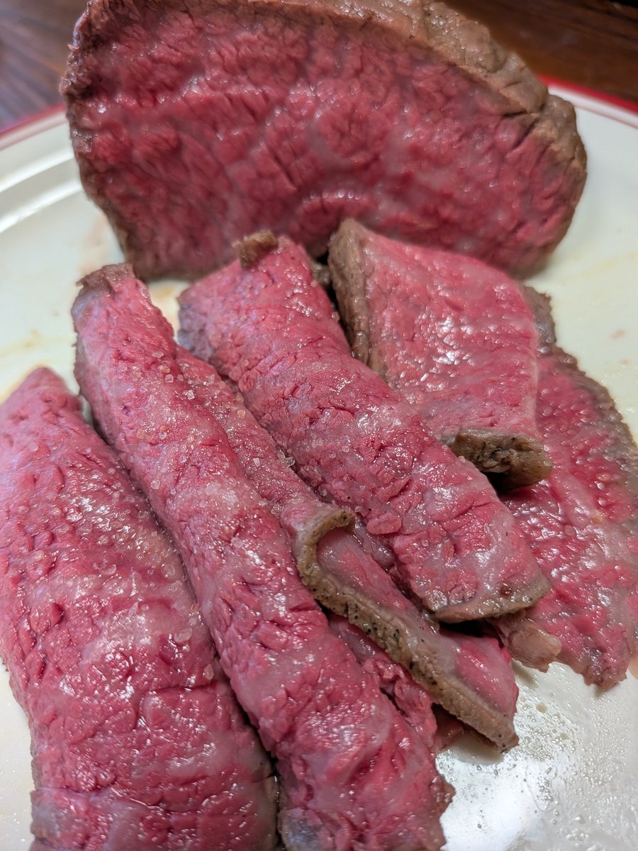 udon58799449's tweet photo. ローストビーフ完成！
イチボ柔らかくてほんま美味しい
作ってよかった〜

花火大会遠くから見ようとワンコ連れて行ったら、花火の音怖がってすぐ家に帰っちゃいました😭

結局隅田川の花火大会をYouTuberで見ました

まっいっか☺️ https://t.co/mDPzqulg6V