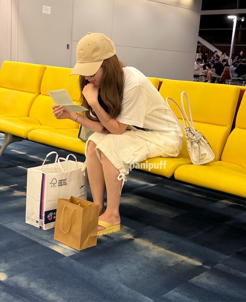 sanadorabel's tweet photo. sana was all smiles while playing with a squishy toy and reading fan letters at the airport 🤏 https://t.co/AQKj2zg4Mc