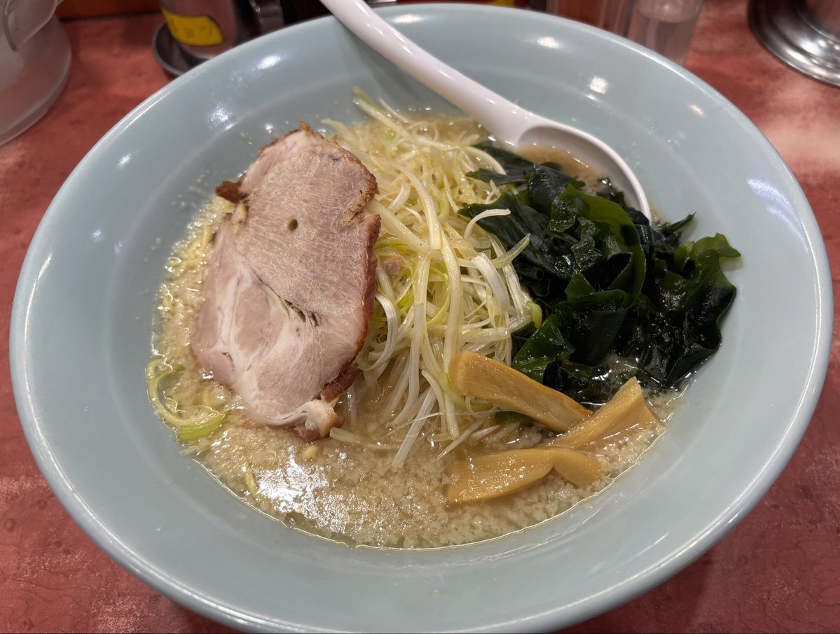 keys_hnk's tweet photo. ニューラーメンショップ 大宮東口店
ネギラーメン🍜

ラーショ系食いてえな…って気分になった時に大宮に選択肢あるのが大宮が住みやすい街と言われる所以なんだよな✌️

食べてたらふとおふくろの手料理思い出して涙出てきた… https://t.co/NHYP0sR1Pu