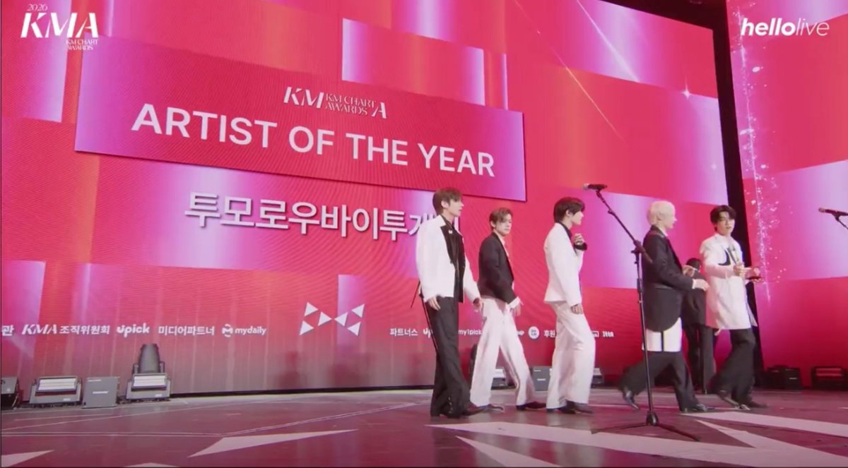 BEOMBASTlC's tweet photo. OMG GUYSSSS TXT DAESANG 😭😭😭😭😭😭😭😭😭😭😭😭😭😭😭😭😭😭😭😭 

TXT WON ARTIST OF THE YEAR AT 2026 KM CHART AWARDS 🔥😍 https://t.co/1TZUpYzA3B
