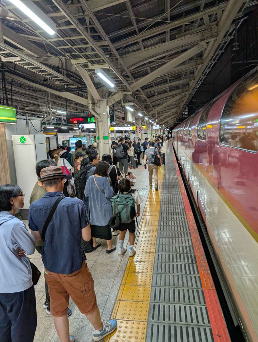 TrainProsecutor's tweet photo. サンライズのシャワーカード、一番高い金払ってる客の乗車を妨げてまで欲しいかね https://t.co/0DQ3Ybk8oy