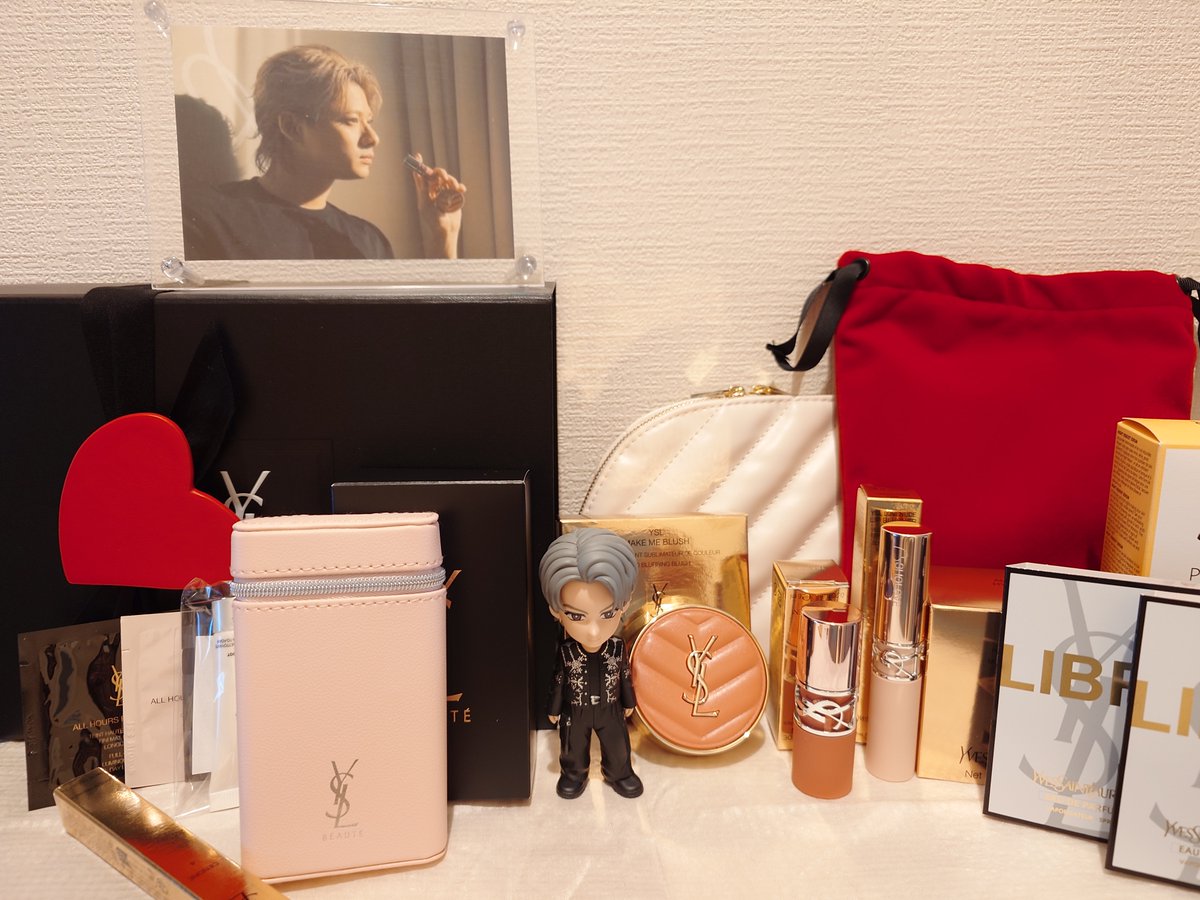 Stellalimone's tweet photo. 紫耀くんがインスタでお勧めしてくれた
ラブシャインとメイクミーブラッシュ
いつも使いのラブヌード他も購入
特典で素敵なリップケースもいただきました✨
紫耀くんのおかげで毎日のメイクが
楽しくなりました💖
#yslbeauty
#yslmakeup
#平野紫耀 https://t.co/wumoglL8jk