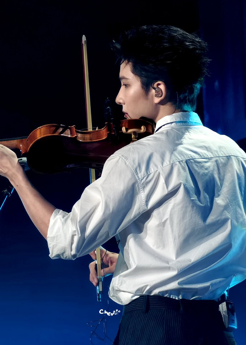 cher_pjm's tweet photo. the violin prince 🎻

(im still in awe)

@myktnw 

EMBPFK CLOSE FRIENDS PARTY 

#FFFPartyConcert2026D1
#FFFPartyConcert2026
#FirstKhaotung
#เฟิร์สข้าวตัง
#khaotungg https://t.co/vJ4xcPxTqK