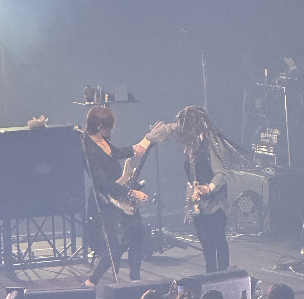 umitsuki_IR's tweet photo. お互いのギターを弾き合う2人
#LUNAPIC https://t.co/zrdeBoRxFs