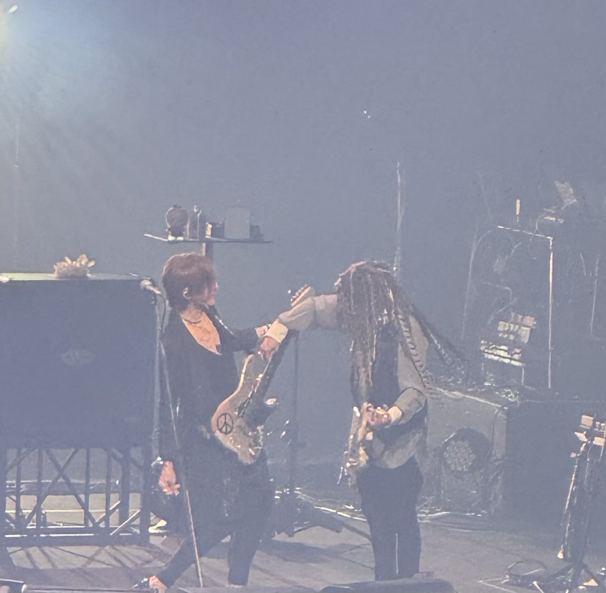 umitsuki_IR's tweet photo. お互いのギターを弾き合う2人
#LUNAPIC https://t.co/zrdeBoRxFs