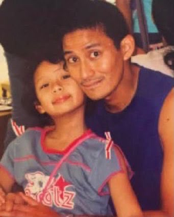 sandiuno's tweet photo. Rasanya baru kemarin Papa menggendong Kakak. Menemani langkah-langkah kecilmu, melihatmu tumbuh dari hari ke hari. Tanpa terasa, waktu berlalu begitu cepat.

Hari ini, Kakak bukan lagi anak kecil Papa. Kakak sudah menjadi seorang istri, seorang ibu, dan menghadirkan kebahagiaan baru dalam keluarga.

Waktu tidak pernah berhenti. Karena itu, nikmati setiap momen bersama keluarga kecilmu. Peluk setiap tawa, syukuri setiap proses, karena suatu hari nanti semuanya akan menjadi kenangan yang paling berharga.

Doa Papa, semoga Kakak selalu diberikan kesehatan, kebahagiaan, dan keberkahan dalam setiap langkah kehidupan.

Happy Birthday, Kakak Atheera. Papa & Mama sayang Kakak, selalu. ❤️