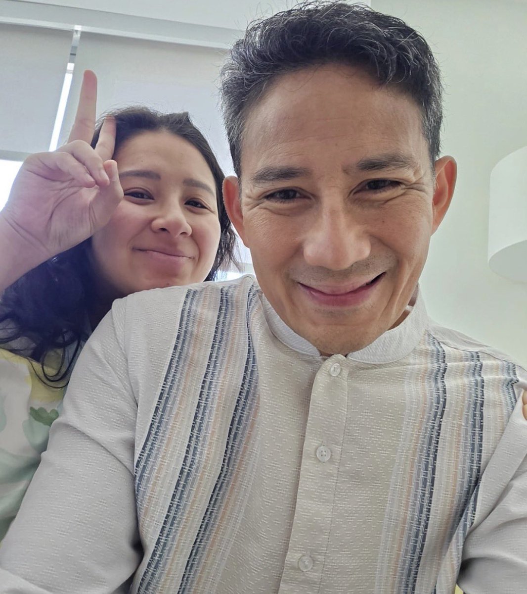 sandiuno's tweet photo. Rasanya baru kemarin Papa menggendong Kakak. Menemani langkah-langkah kecilmu, melihatmu tumbuh dari hari ke hari. Tanpa terasa, waktu berlalu begitu cepat.

Hari ini, Kakak bukan lagi anak kecil Papa. Kakak sudah menjadi seorang istri, seorang ibu, dan menghadirkan kebahagiaan baru dalam keluarga.

Waktu tidak pernah berhenti. Karena itu, nikmati setiap momen bersama keluarga kecilmu. Peluk setiap tawa, syukuri setiap proses, karena suatu hari nanti semuanya akan menjadi kenangan yang paling berharga.

Doa Papa, semoga Kakak selalu diberikan kesehatan, kebahagiaan, dan keberkahan dalam setiap langkah kehidupan.

Happy Birthday, Kakak Atheera. Papa & Mama sayang Kakak, selalu. ❤️