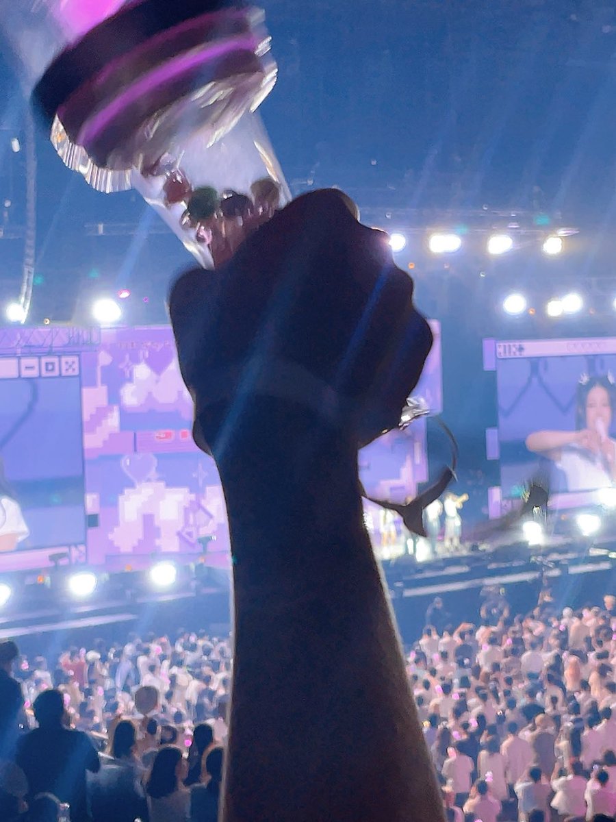mocoront417's tweet photo. 長女、初のLIVE♡
箱推しなのでみんな好きみたい🥰
みんな可愛すぎて私も一緒にハマってしまうかもしれません🇰🇷笑

ペンラ界隈にいないので（なんだそれ）
自動的に連動して光るんだ？とそれはそれは感動しました🥺笑 https://t.co/TkvRhG6OyT