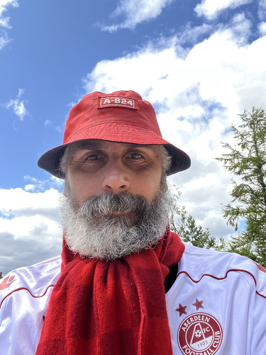 TheMowgli1977z's tweet photo. The Beard™️ is bound for a blustery Pittodrie
Another new club in Kelty ✅ off
Hoping to see the Famous hit the goal trail and finish the group stage in style
#HEIDFIRST
#STANDFREE
#COYFR🔴⚪️🔴 https://t.co/osm7D8xsev