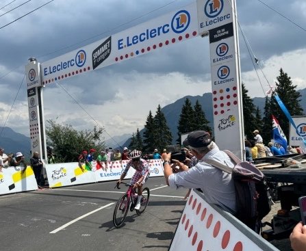 guerrerosanti7's tweet photo. Chapeau @RichardCarapazM virtual campeón de la montaña del Tour de Francia. 

El mejor deportista ecuatoriano de todos los tiempos 🎩👏🏼🇪🇨 https://t.co/AD3NUKdyHs