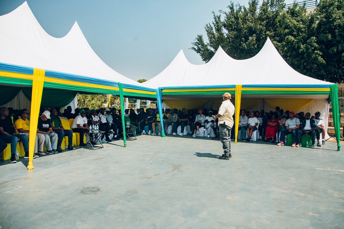 CityofKigali's tweet photo. Mu turere twose twa #KigaliYacu, kuri uyu wa Gatandatu twakoze umuganda usoza ukwezi wibanze ku bikorwa bitandukanye. 

Umuyobozi w’Umujyi wa Kigali Samuel Dusengiyumva (@dusengiyumvas) ari kumwe n’Umuyobozi Mukuru w'Urwego rw'Ubwiteganyirize mu Rwanda Regis Rugemanshuro n’abandi bayobozi batandukanye bifatanyije n’abatuye Umudugudu wa “Vision 2020” mu Kagari ka Gacuriro mu Murenge wa Kinyinya @Gasabo_District. 

Uyu muganda wibanze ku bikorwa by’isuku no gusiga irangi bimwe mu bikorwa remezo biri muri aka gace.