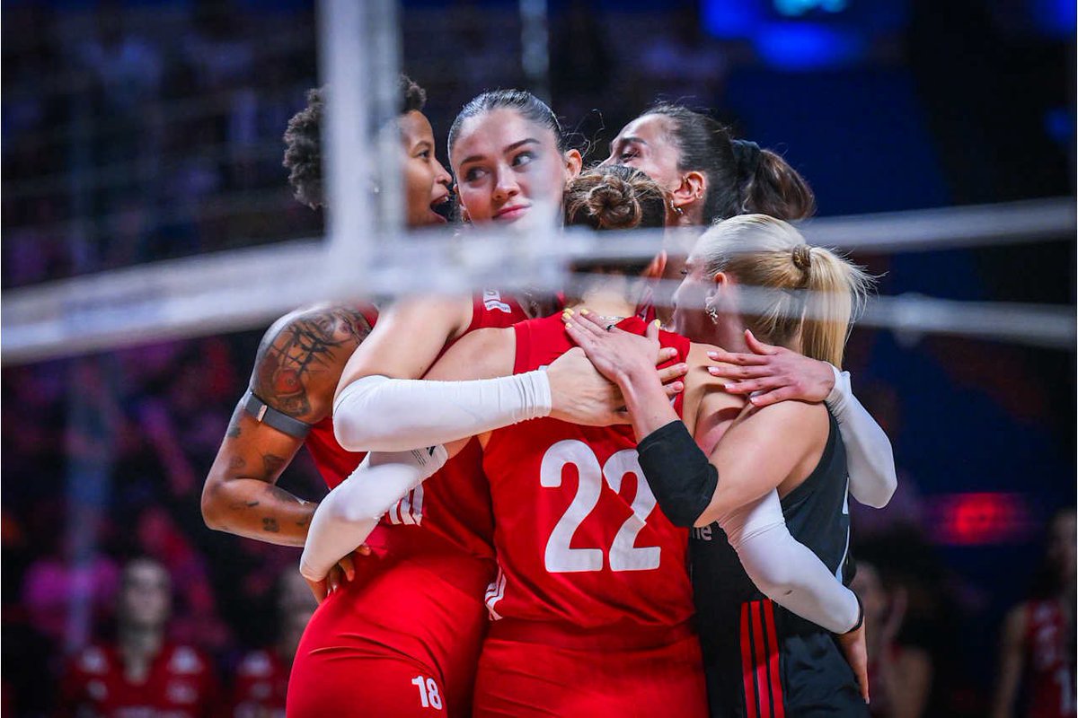 er_volley's tweet photo. Finale son 1 set! 

Filenin Sultanları, Çin karşısında ikinci seti 25-15 kazandı ve yarı finalde durumu 2-0’a getirdi! #FileninSultanları https://t.co/YSLcGtn8Gt