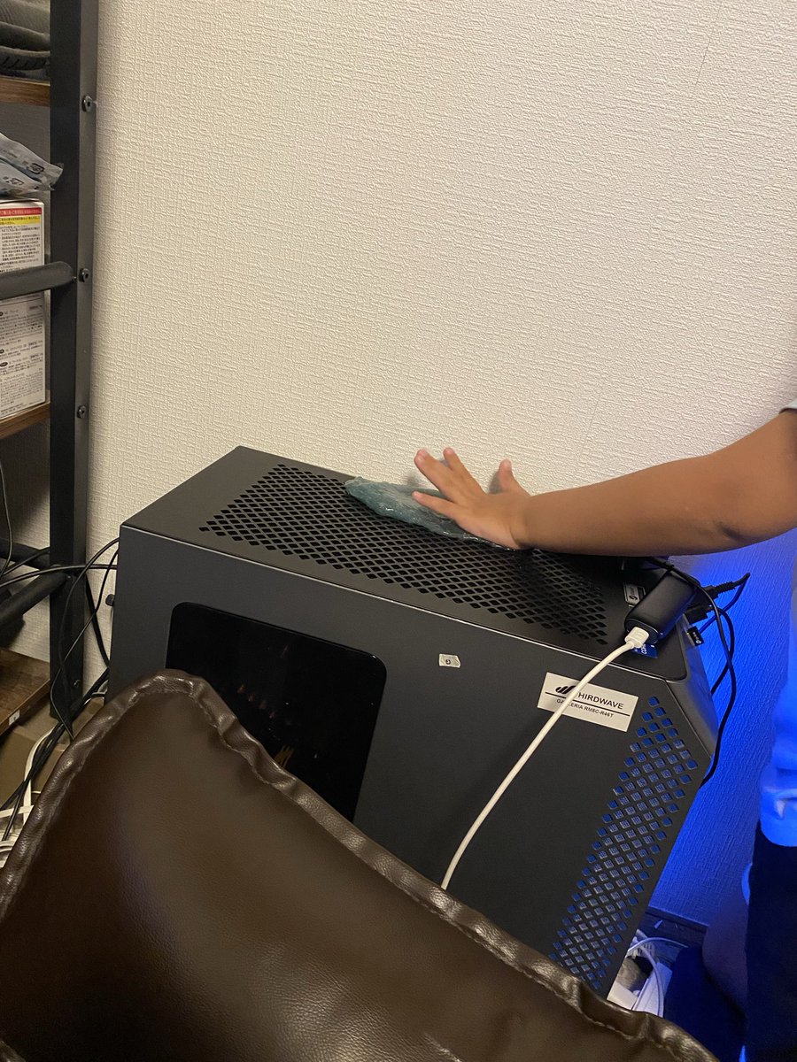 SSR_kinta's tweet photo. うちの天使ちゃんがスライムでpc掃除してくれてる https://t.co/PX9OtERR24