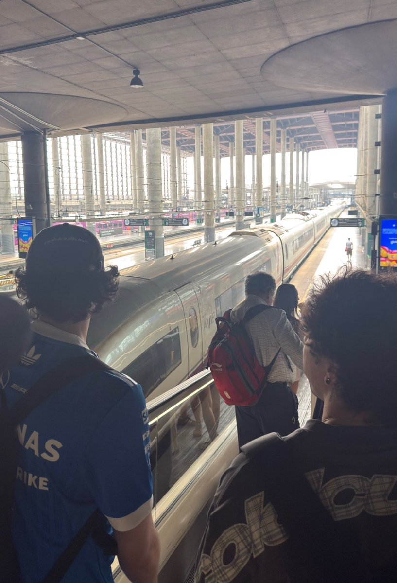 sprnscat's tweet photo. la banda camino a la velada 🙂‍↕️ https://t.co/NZl4QD5tTh