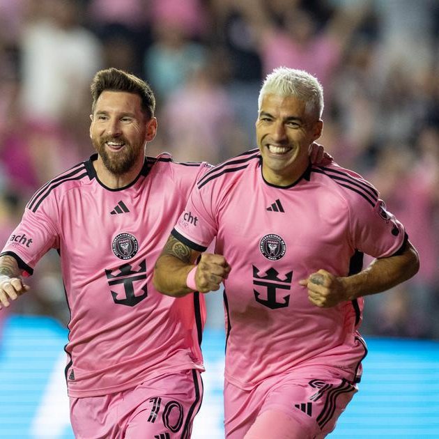 Motion3050's tweet photo. 🚨 𝗖𝗥𝗔𝗭𝗬 𝗦𝗧𝗔𝗧: Across the last 12 seasons, only Lionel Messi and Luis Suárez have recorded more goal contributions in a single campaign than Harry Kane. 

🥇 2014/15: Lionel Messi: 94 G/A
🥈 2015/16: Luis Suárez: 83 G/A
🥉 2025/26: Harry Kane: 81 G/A https://t.co/9gldkvxinS