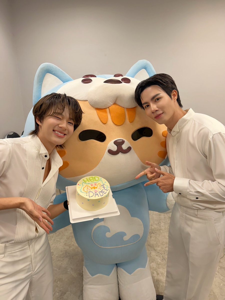 CwrNew's tweet photo. มีคนแอบมาเซอร์ไพรส์ ไม่ยอมออกไปข้างนอก 5555 ขอบคุณสำหรับของขวัญนะงับ เลือกถูกใจหนูเสมอทุกรอบ จะเอามาใส่บ่อย ๆ น้า ❤️ แต่ไหน ๆ ก็ไหน ๆ แล้ว ลงทั้งของปี๊ทั้งของเจ๋งด้วยเลยละกัน รู้กบอกตั้งแต่วันนั้นว่าวันนี้มาไม่ได้ หลวงตาเรียกตัวว 🥹 เลยแฮปล่วงหน้าตั้งแต่วันแฟนไซน์ บอกให้เก็บไว้ลง 5555 ขอบคุณนะรู้กก

NUNEW 25th BDAY
#25HBDNuNew