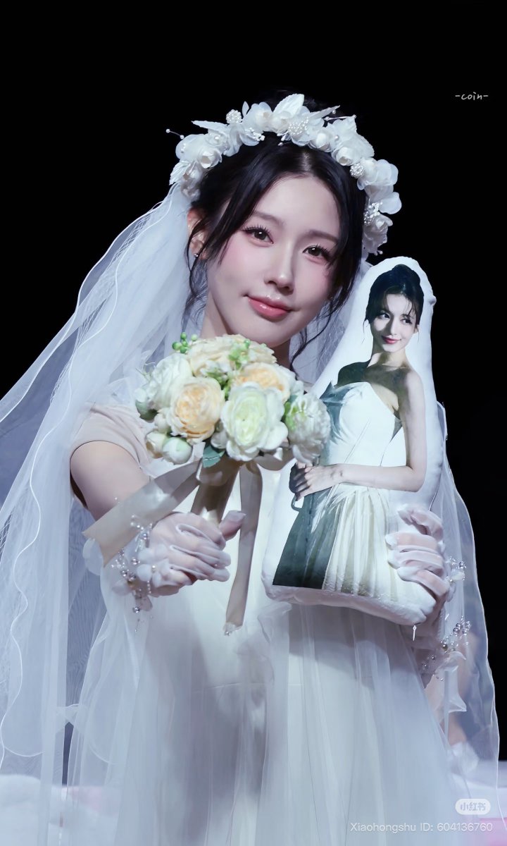 sanadorabel's tweet photo. MIYEON WEARING A WEDDING DRESS HOLDING A SANA IN WHITE DRESS PILLOW OMG https://t.co/UNyR8Wdhcd