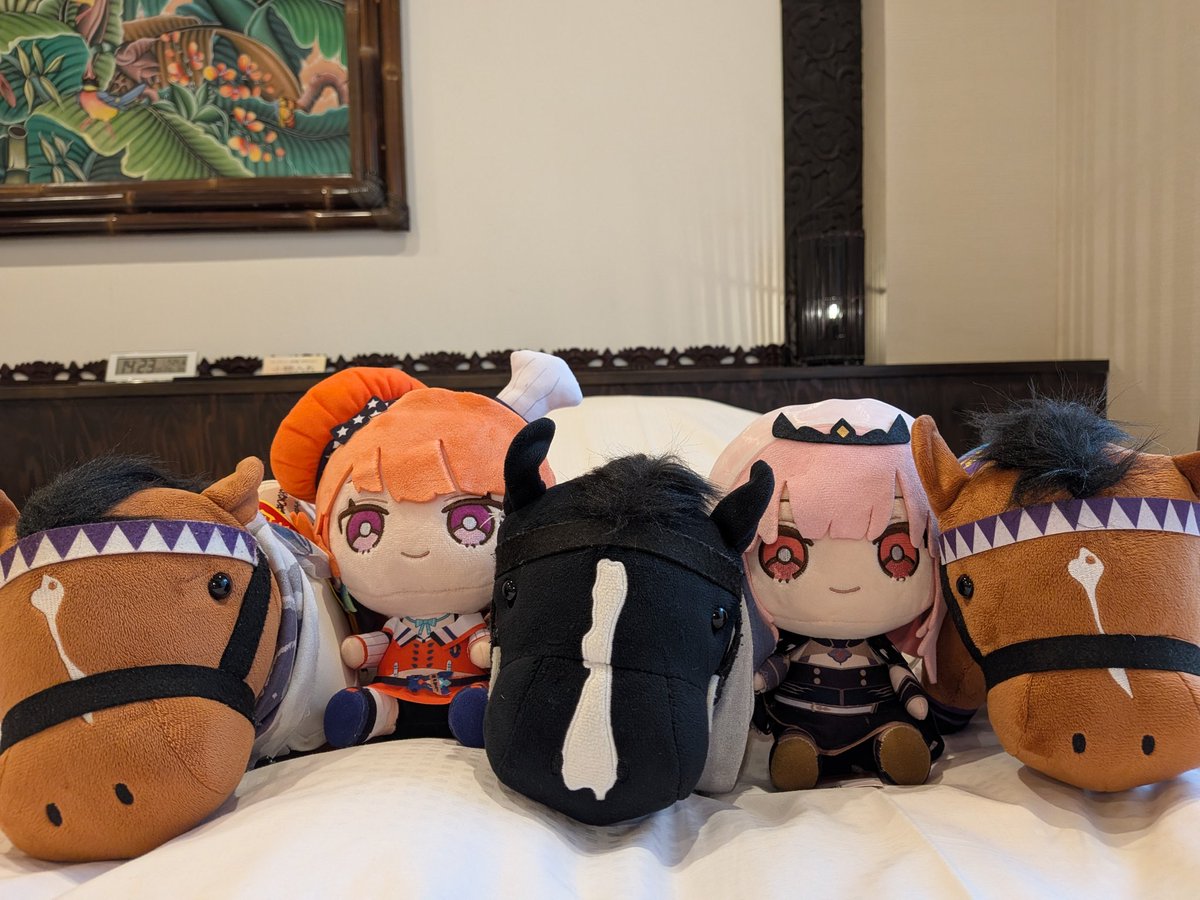 miratoudou's tweet photo. 18年ぶりの家族旅行してきたよ、おうまちゃん達と弟の推し？と記念撮影 https://t.co/A7NyZ7LbnF