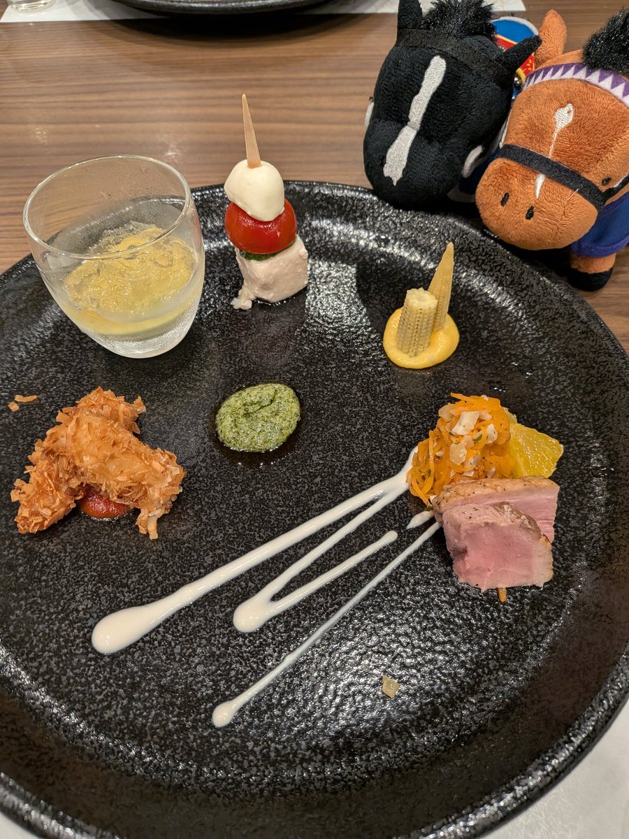 miratoudou's tweet photo. 18年ぶりの家族旅行してきたよ、おうまちゃん達と弟の推し？と記念撮影 https://t.co/A7NyZ7LbnF