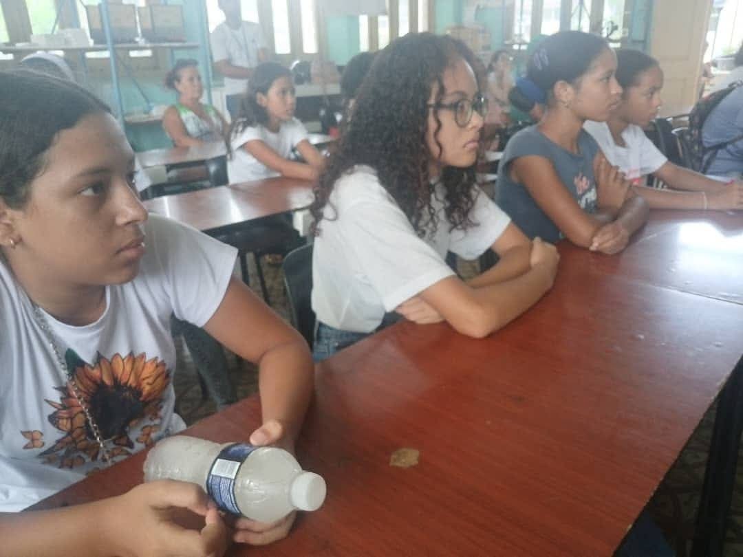 TurquinoTeVe's tweet photo. Miembros de la Asociación  de Combatientes de la Revolución Cubana sostienen intercambio con los jóvenes que protagonizarán el asalto simbólico al otrora cuartel Moncada, este 26 de julio.

#MiMoncadaEsLaPatria https://t.co/tVXg3Mfr7o