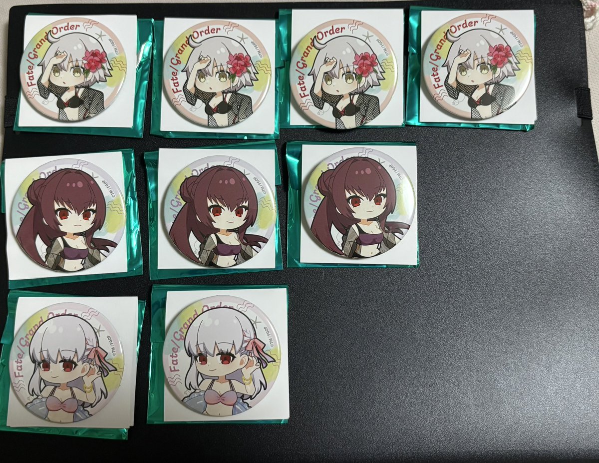 mmnt_71's tweet photo. 【交換】Fate/Grand Order FGO スイパラ　スイーツパラダイスコラボ　江ノ島海の家

譲】缶バッジ テュフォン等身×4 SD×3
       ジャンヌ・ダルク(オルタ)SD×4
スカサハ・スカディSD×3 カーマSD×2

求▶︎同種 光のコヤンスカヤ(等身)or定価

郵送希望 FGOフェス2日目手渡しも可 https://t.co/5rIHKQAdCv