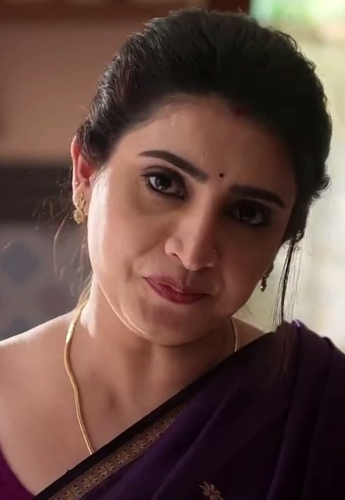 Kaama_Kadavul3's tweet photo. Mom : Kanna Amma ku bore adikum da... nee Kandipa office poganuma...

Me : Aama ma... Important meeting iruku Kandipa poganum...

Mom : Amma shave lam panni vechirken da... Appa vera late ah dhan varuvaru iniki... Kandipa poithaan aaganuma...

Me : mood pudicha munda... nethu dhana di unna oothen...

Mom : pls da kanna... Ammavala aripa adaka mudiyala da... Pls...