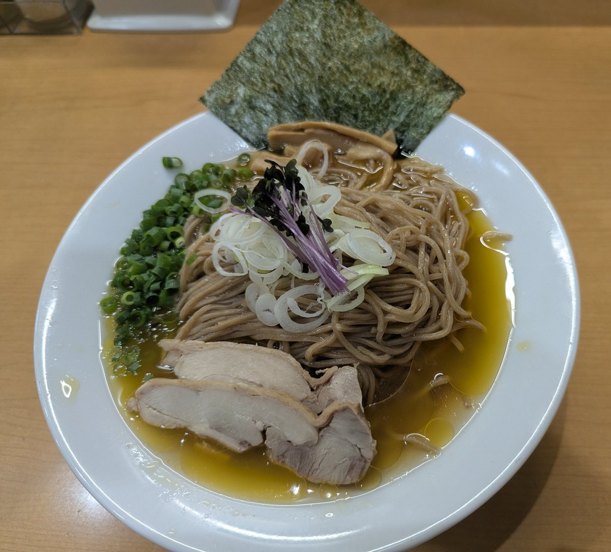 hachiya1127's tweet photo. 「麺や遊大」さんで夏季限定「冷やし鶏ソバ」と「鶏あえソバ」を。遊大さんの夏のソバシリーズが今年も提供スタート。味も見た目も蕎麦なのに蕎麦粉不使用という不思議な麺。スープは鶏油が固まらないキンキンじゃないギリギリの温度で提供されるのがホントに素晴らしい。近々つけソバも来るかな? https://t.co/0Z0rUIim7t