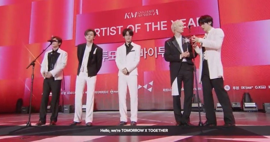 TXTCHART_KR's tweet photo. Congratulations to TOMORROW X TOGETHER for winning the "Artist of the Year (Daesang)" at the KM CHART AWARDS 2026 🏆👏🎉

@TXT_members @TXT_bighit https://t.co/kuqVNWZv3M