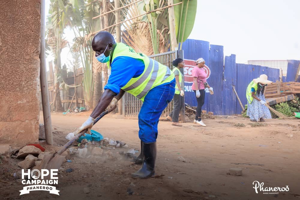 Mirembe1Joy's tweet photo. In singleness of heart, fearing God, whatsoever you do, do it heartily, as to the Lord, and not unto men

~ HOPE Campaign Community Outreach 
 #HopeCampaignCommunityCleanup
#PhanerooAt12 https://t.co/cLcLJuhG5T