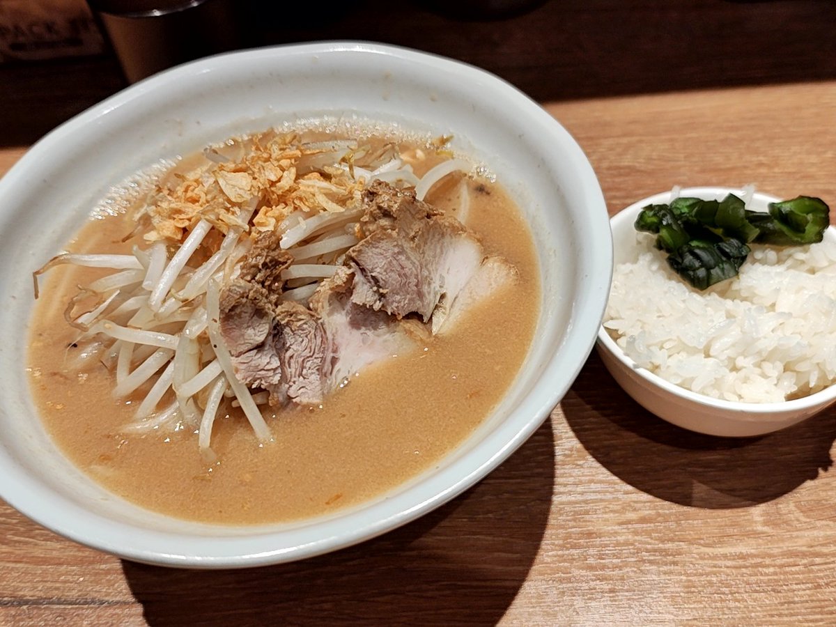09fukabuka's tweet photo. よるごはん🍜
花木流味噌 鉄鍋焼味噌ラーメン 無料ライス

しっかり味噌が濃いめでライスと合うねー。シャキシャキもやし&amp;味変豊富なのも良い。美味しかった😀 https://t.co/T6Ja0LMUGx