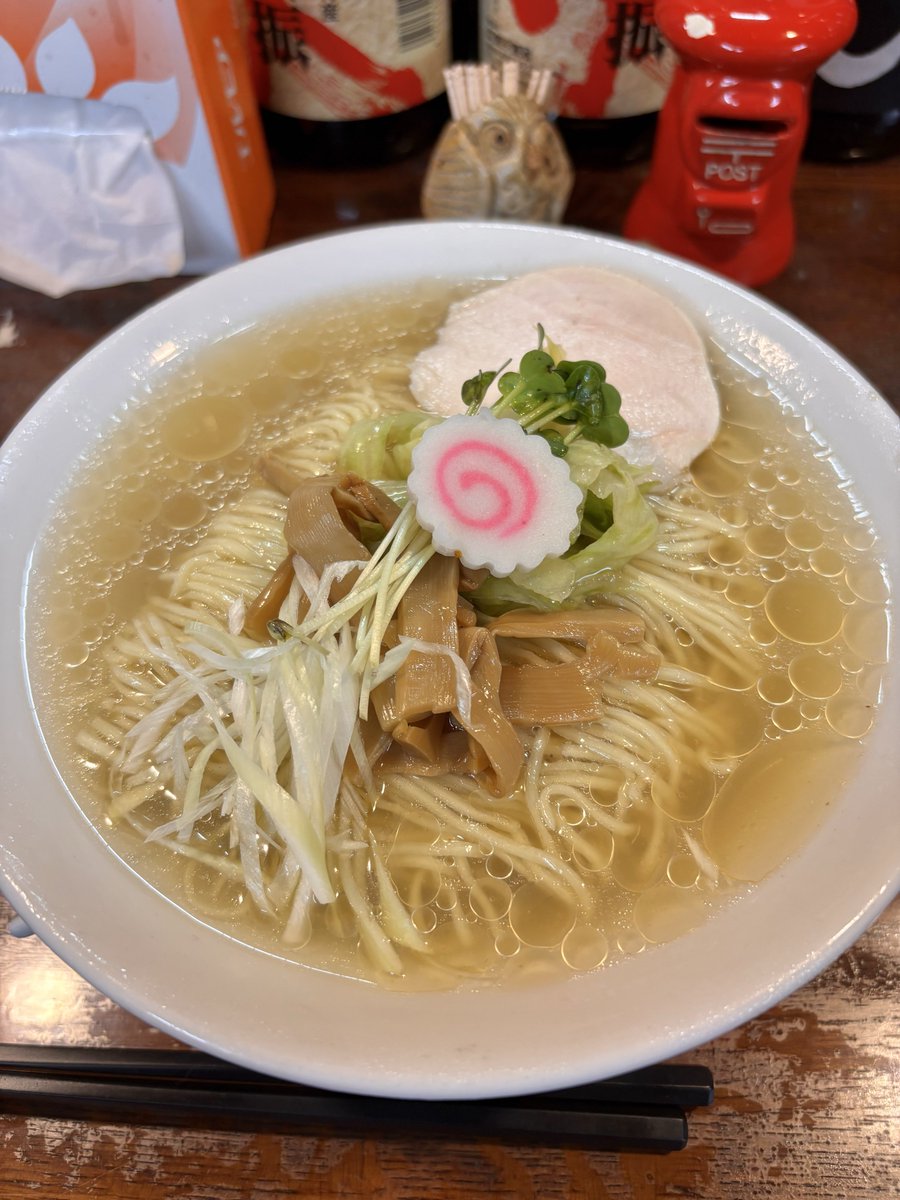 1jjlgQqPZr3401's tweet photo. 麺酒処ふくろう@戸塚
はまぐり×トマトこダシラーメン
冷やし塩

久しぶりにこちらに
想像もつかない限定だったけど、トマトとはまぐりがマリアージュ
しっかりトマトも感じるけど、ベースにはまぐりが
いつもより細い麺がよく合う
レタスは確かに増量できると良いかも
スープはもちろん完飲
ご馳走様 https://t.co/Q90fpp0LHL