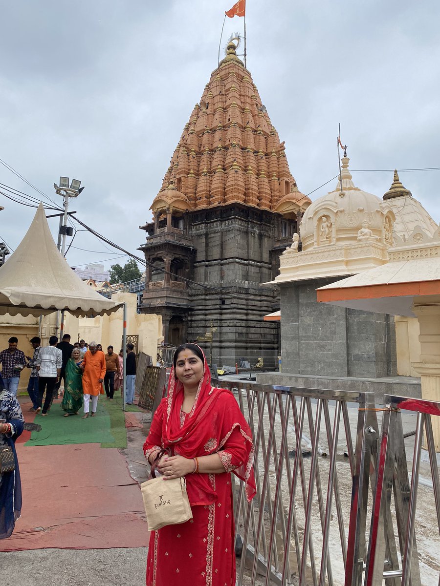 laxmibesoyabjp's tweet photo. ॐ श्री महाकालेश्वराय नम:
ज्योतिलिंग भगवान श्री महाकालेश्वर जी के दर्शन करने का परम सौभाग्य प्राप्त हुआ।🛕🔱🙇🏻♀️
#उज्जैनमाहाकालेश्वर #ujjainmahakaal #ujjain #newpost #viralpostfb #harharmahadev #trendingpost @ujjainmahakal https://t.co/usDXzAVAnI