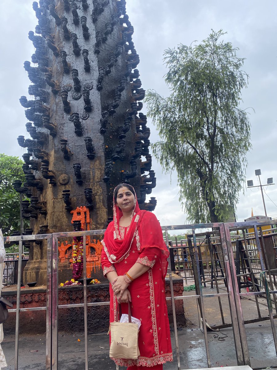 laxmibesoyabjp's tweet photo. ॐ श्री महाकालेश्वराय नम:
ज्योतिलिंग भगवान श्री महाकालेश्वर जी के दर्शन करने का परम सौभाग्य प्राप्त हुआ।🛕🔱🙇🏻♀️
#उज्जैनमाहाकालेश्वर #ujjainmahakaal #ujjain #newpost #viralpostfb #harharmahadev #trendingpost @ujjainmahakal https://t.co/usDXzAVAnI